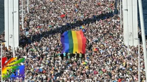 Budapest Pride 2025 crowd defies LGBTQ+ ban by Orbán – Photo © Attila KISBENEDEK / AFP via JRL CHARTS