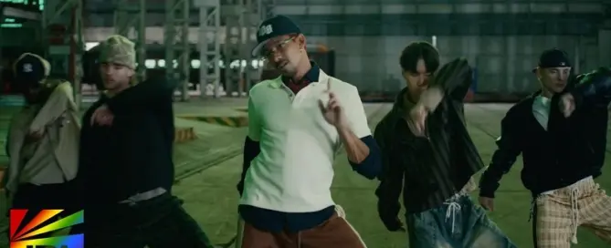 Keiynan Lonsdale performs choreography with dancers in Belong 2 U music video